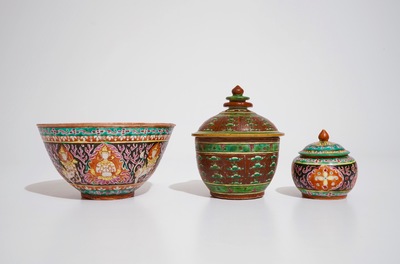 Un lot en porcelaine de Chine Bencharong pour le march&eacute; tha&iuml;, 19&egrave;me